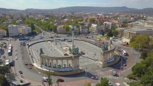 Hava video Heroes Square downtown Budapest, Macaristan - 4 k dron görüntüleri gösterir. Havadan görünümü — Stok video