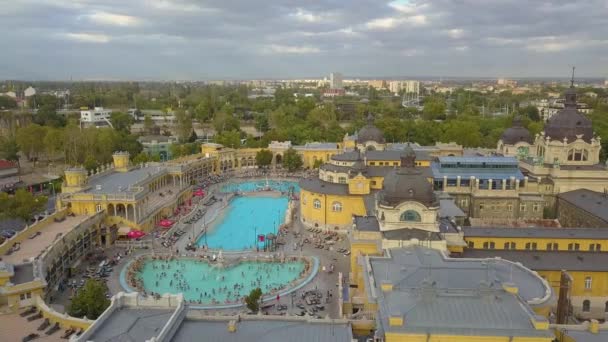 Fotografia aérea da piscina Gellert spa e banho Budapeste, Hungria. Vista aérea — Vídeo de Stock