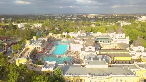 Aerial shot of swimming pool Gellert spa and bath Budapest, Hungary. Aerial view — Stock Video