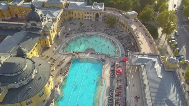 Vista aérea de la piscina Gellert spa y baño Budapest, Hungría. Vista aérea — Vídeo de stock