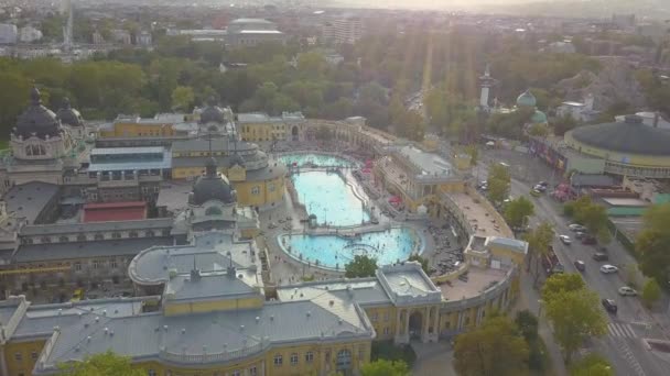 Yüzme Havuzu Gellert spa ve banyo Budapeşte, Macaristan Hava atış. Havadan görünümü — Stok video