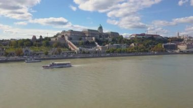 Bir dron havadan görüntüleri Tuna yakınındaki tarihi Buda Castle Castle Hill Budapeşte, Macaristan için gösterir. Köprü Nehri üzerinde. Havadan görünümü.