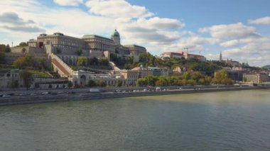 Bir dron havadan görüntüleri Tuna yakınındaki tarihi Buda Castle Castle Hill Budapeşte, Macaristan için gösterir. Köprü Nehri üzerinde. Havadan görünümü.