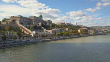 Bir dron havadan görüntüleri Tuna yakınındaki tarihi Buda Castle Castle Hill Budapeşte, Macaristan için gösterir. Köprü Nehri üzerinde. Havadan görünümü.