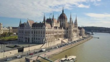 Bir dron havadan görüntüleri Tuna yakınındaki tarihi Buda Castle Castle Hill Budapeşte, Macaristan için gösterir. Köprü Nehri üzerinde. Havadan görünümü.