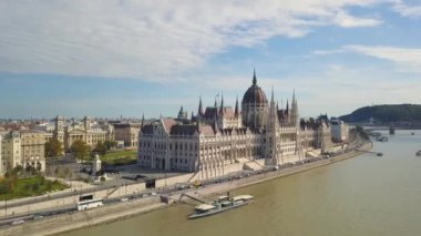 Bir dron havadan görüntüleri Tuna yakınındaki tarihi Buda Castle Castle Hill Budapeşte, Macaristan için gösterir. Köprü Nehri üzerinde. Havadan görünümü.