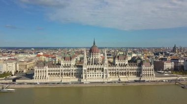 Bir dron havadan görüntüleri Tuna yakınındaki tarihi Buda Castle Castle Hill Budapeşte, Macaristan için gösterir. Köprü Nehri üzerinde. Havadan görünümü.