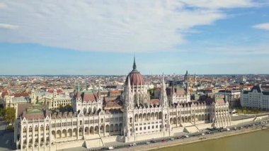 Bir dron havadan görüntüleri Tuna yakınındaki tarihi Buda Castle Castle Hill Budapeşte, Macaristan için gösterir. Köprü Nehri üzerinde. Havadan görünümü.