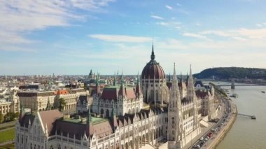 Bir dron havadan görüntüleri Tuna yakınındaki tarihi Buda Castle Castle Hill Budapeşte, Macaristan için gösterir. Köprü Nehri üzerinde. Havadan görünümü.