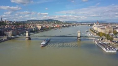 Bir dron havadan görüntüleri Tuna yakınındaki tarihi Buda Castle Castle Hill Budapeşte, Macaristan için gösterir. Köprü Nehri üzerinde. Havadan görünümü.
