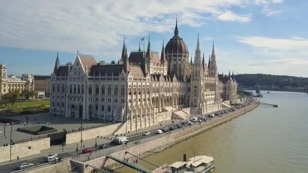 Imágenes aéreas de un dron muestran el histórico Castillo de Buda cerca del Danubio en Castle Hill en Budapest, Hungría. Puente sobre el río. Vista aérea . — Vídeo de stock