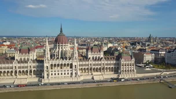 从一架无人驾驶飞机航拍画面显示历史布达城堡区附近的多瑙河在匈牙利首都布达佩斯的城堡山上。在河上的桥。鸟瞰图. — 图库视频影像