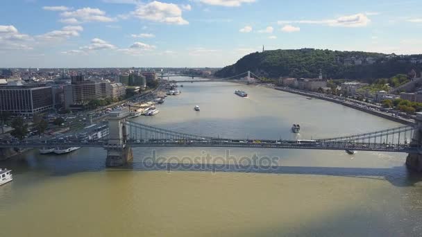 ドローンから空中映像は、ブダペストのキャッスル ヒルにドナウ川近くの歴史のブダ城を示しています。川の橋。航空写真ビュー. — ストック動画