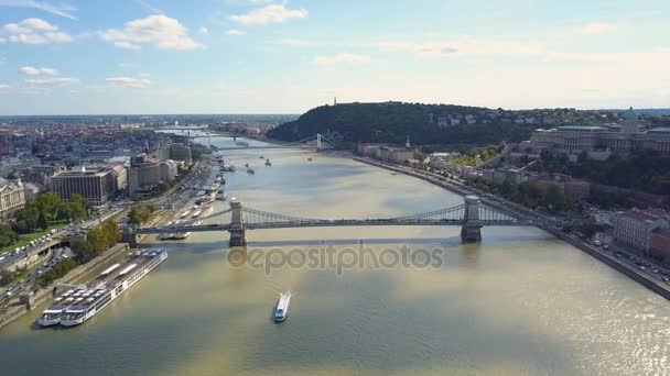 Luftaufnahmen einer Drohne zeigen die historische Burg Buda in der Nähe der Donau auf dem Burgberg in Budapest, Ungarn. Brücke über den Fluss. Luftbild. — Stockvideo