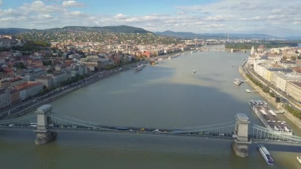 Letecké záběry z sondu ukazuje historický Budínský hrad poblíž Dunaje na hradní vrch v Budapešti, Maďarsko. Most na řece. Letecký pohled. — Stock video