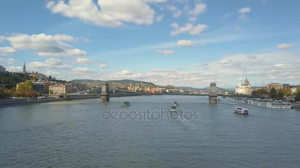 Letecké záběry z sondu ukazuje historický Budínský hrad poblíž Dunaje na hradní vrch v Budapešti, Maďarsko. Most na řece. Letecký pohled. — Stock video