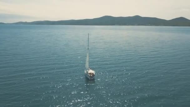 Luftaufnahme einer Jacht, die in der Nähe schöner Inseln segelt. Schöne Wolken im Hintergrund. Luxusjacht im Meer. — Stockvideo