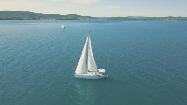Veduta aerea di yacht a vela vicino belle isole. Belle nuvole sullo sfondo. Yacht di lusso nel mare. — Video Stock
