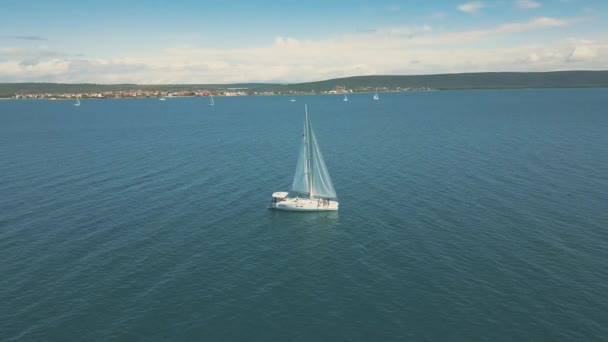 美しい島の近くにヨットセーリングの空中ビュー。背景に美しい雲。海の高級ヨット. — ストック動画