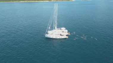 Üç Yelkenli Yatlar havadan görünümü bağlı güzel Adaları. Güzel bulutlar içinde belgili tanımlık geçmiş. Lüks yatların denize. Yatlar insanlar yüzmek