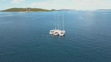 Üç Yelkenli Yatlar havadan görünümü bağlı güzel Adaları. Güzel bulutlar içinde belgili tanımlık geçmiş. Lüks yatların denize. Yatlar insanlar yüzmek