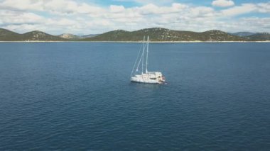 Üç Yelkenli Yatlar havadan görünümü bağlı güzel Adaları. Güzel bulutlar içinde belgili tanımlık geçmiş. Lüks yatların denize. Yatlar insanlar yüzmek