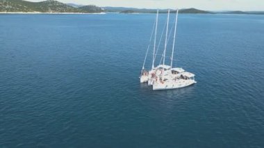 Üç Yelkenli Yatlar havadan görünümü bağlı güzel Adaları. Güzel bulutlar içinde belgili tanımlık geçmiş. Lüks yatların denize. Yatlar insanlar yüzmek
