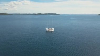 Üç Yelkenli Yatlar havadan görünümü bağlı güzel Adaları. Güzel bulutlar içinde belgili tanımlık geçmiş. Lüks yatların denize. Yatlar insanlar yüzmek