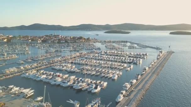 Vista aérea do Yacht Club e Marina na Croácia, 4K. Biograd na moru — Vídeo de Stock