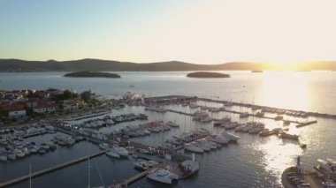 Yat Kulübü ve Marina Hırvatistan, 4k hava görünümünü. Biograd na moru