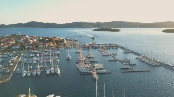 Widok z lotu ptaka z przystani i klubu jachtowego w Chorwacji, 4k. Biograd na moru — Wideo stockowe