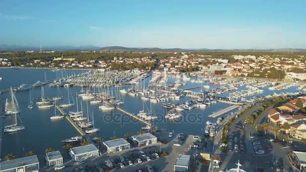 Vista aérea do Yacht Club e Marina na Croácia, 4K. Biograd na moru — Vídeo de Stock