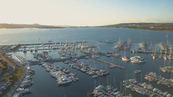 Vista aérea do Yacht Club e Marina na Croácia, 4K. Biograd na moru — Vídeo de Stock