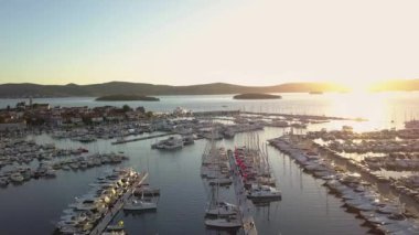 Yat Kulübü ve Marina Hırvatistan, 4k hava görünümünü. Biograd na moru