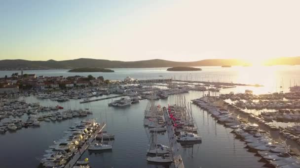 Vista aérea del Club Náutico y Marina en Croacia, 4K. Biograd na moru — Vídeo de stock