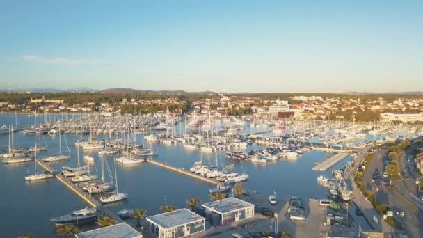 Letecký pohled na Yacht Club a Marina v Chorvatsku, 4k. Biograd na moru — Stock video