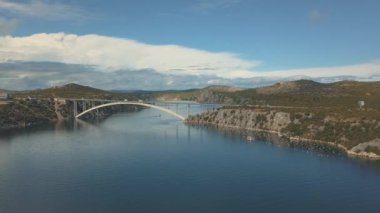 Köprü ve Denizi Adaları çevresinde hava panorama görünüm. Güzel manzara ile arasında köprü mavi denizi ile çevrili. Güneşli bir gün Krka nehirde Hırvatistan üzerindeki trafik köprüsüyle otobanı.