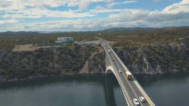 Köprü ve Denizi Adaları çevresinde hava panorama görünüm. Güzel manzara ile arasında köprü mavi denizi ile çevrili. Güneşli bir gün Krka nehirde Hırvatistan üzerindeki trafik köprüsüyle otobanı.
