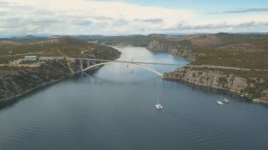 Köprü ve Denizi Adaları çevresinde hava panorama görünüm. Güzel manzara ile arasında köprü mavi denizi ile çevrili. Güneşli bir gün Krka nehirde Hırvatistan üzerindeki trafik köprüsüyle otobanı.