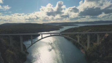 Köprü ve Denizi Adaları çevresinde hava panorama görünüm. Güzel manzara ile arasında köprü mavi denizi ile çevrili. Güneşli bir gün Krka nehirde Hırvatistan üzerindeki trafik köprüsüyle otobanı.