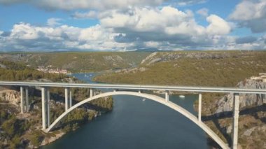 Köprü ve Denizi Adaları çevresinde hava panorama görünüm. Güzel manzara ile arasında köprü mavi denizi ile çevrili. Güneşli bir gün Krka nehirde Hırvatistan üzerindeki trafik köprüsüyle otobanı.