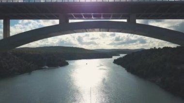 Köprü ve Denizi Adaları çevresinde hava panorama görünüm. Güzel manzara ile arasında köprü mavi denizi ile çevrili. Güneşli bir gün Krka nehirde Hırvatistan üzerindeki trafik köprüsüyle otobanı.