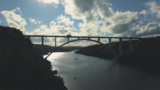 桥与群岛附近的海上空中的全景视图。风景秀丽，环境与蓝色的大海与之间的桥梁。在阳光灿烂的日子在克罗地亚的克尔卡河交通高速公路桥. — 图库视频影像