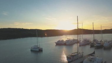 Yat Kulübü ve Marina Hırvatistan, 4k hava görünümünü. Sibenik