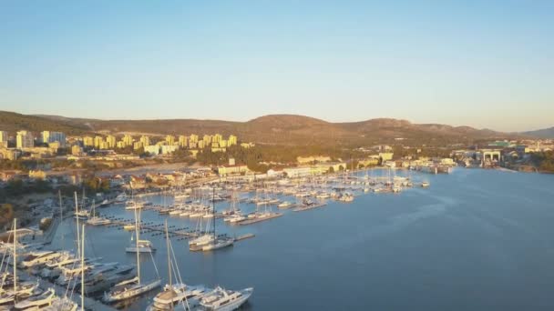 Luchtfoto van de jachtclub en de jachthaven in Kroatië, 4k. Sibenik — Stockvideo