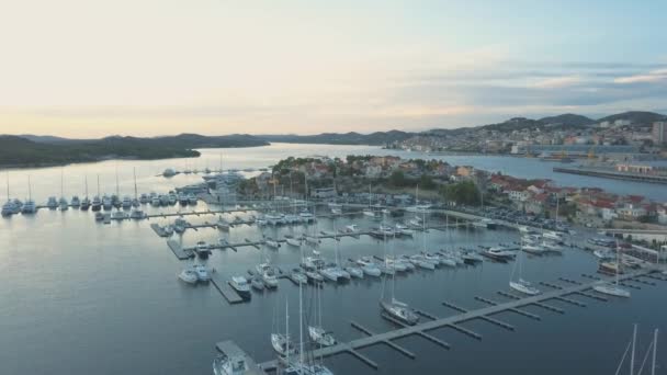 Yat Kulübü ve Marina Hırvatistan, 4k hava görünümünü. Sibenik — Stok video