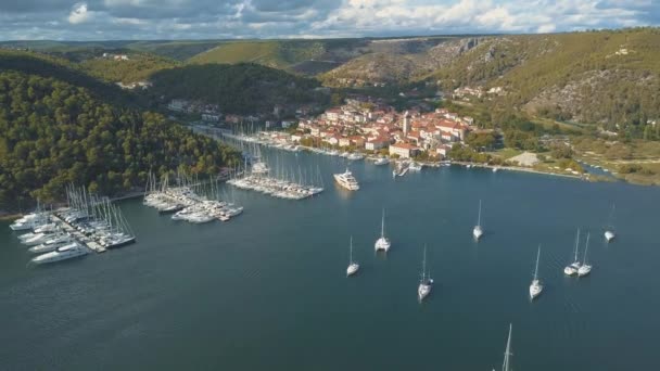Letecký pohled na Yacht Club a Marina v Chorvatsku, 4k. Sibenik — Stock video