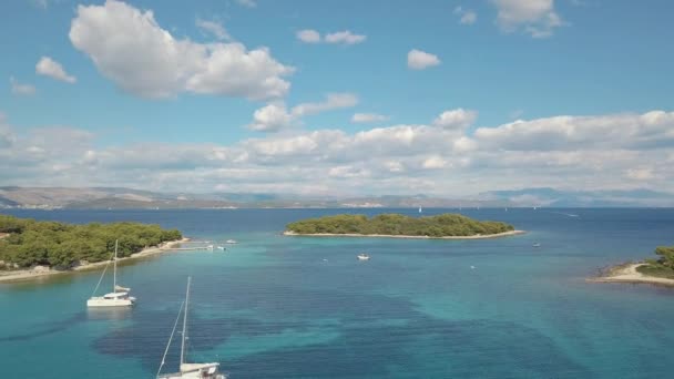 居心地の良い地中海の島の空撮。青い礁湖、島の楽園。人気のある観光地クロアチア アドリア海澄んだ海の水. — ストック動画