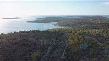 Rahat bir Akdeniz Adası hava görünümünü. Mavi lagün ada cenneti. Hırvatistan Adriyatik Denizi, popüler turistik destinasyon. Açık deniz suyu.