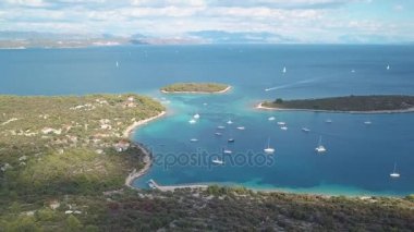 Rahat bir Akdeniz Adası hava görünümünü. Mavi lagün ada cenneti. Hırvatistan Adriyatik Denizi, popüler turistik destinasyon. Açık deniz suyu.